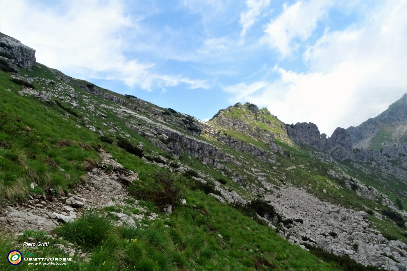 79 Il sentiero 101 di discesa dalla Bocchetta dei Mughi ai Piani di Bobbio.JPG